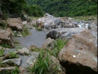岩石與河<br/> 攝影：老山羊