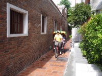 意樓巷弄內的觀光三輪車<br/> 攝影：旅遊王攝影組