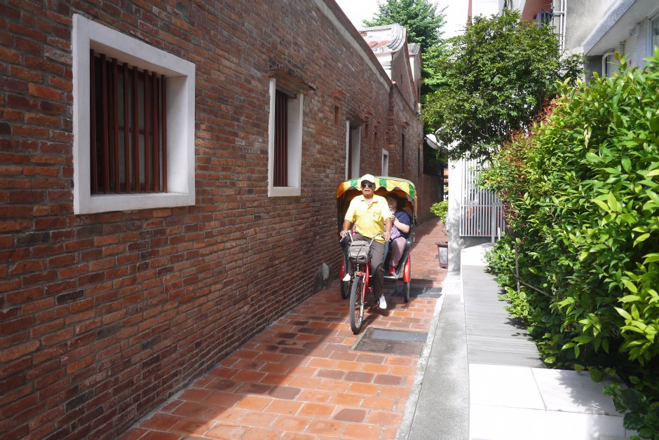 意樓巷弄內的觀光三輪車 攝影：旅遊王攝影組