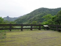 瑞双公路有观景平台可眺望无耳茶壸山<br/> 摄影：Eva隨手拍