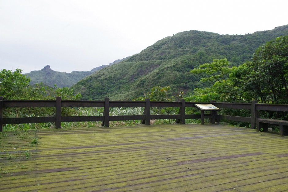 瑞双公路有观景平台可眺望无耳茶壸山 摄影：Eva隨手拍