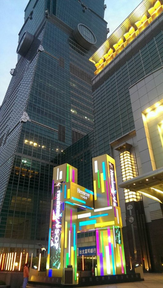 充滿耶誕氣氛的台北101週邊(2015年) 攝影：Eva隨手拍