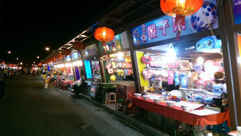 各式攤販入駐彩虹夜市 攝影：Eva隨手拍