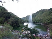 長埤湖風景區的噴泉吸引遊客駐足<br/> 攝影：陳皮梅