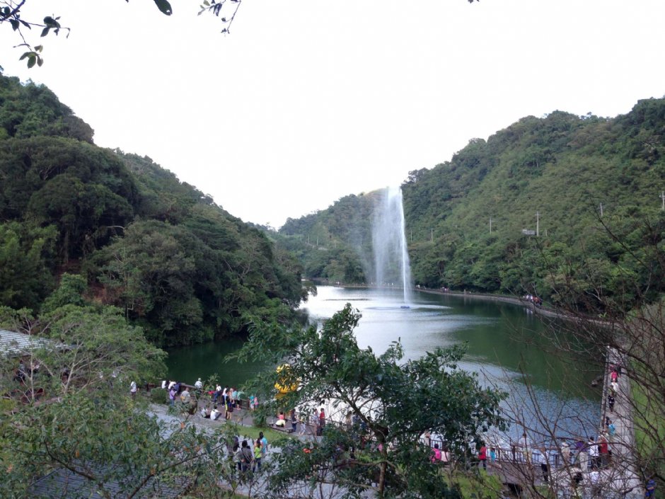 長埤湖風景區的噴泉吸引遊客駐足 攝影：陳皮梅