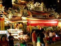 鄰近慈祐宮攤販林立<br/> 攝影：簡時強
