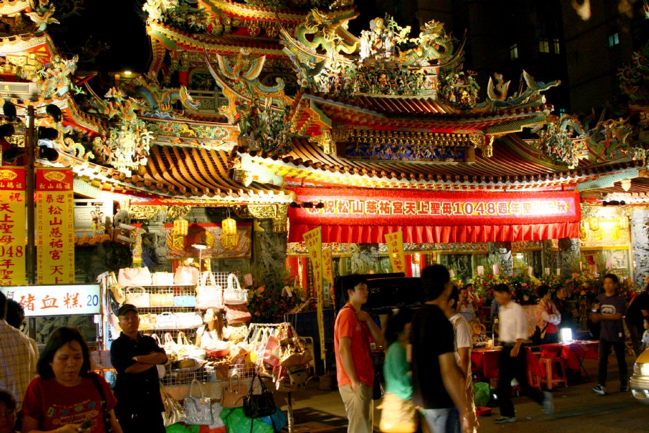 鄰近慈祐宮攤販林立 攝影：簡時強