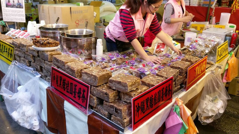 迪化街是台北最知名的年貨大街 攝影：Eva隨手拍