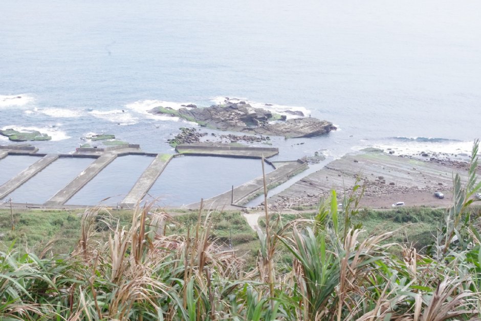 遠處的岩石為台灣極東點 攝影：Eva隨手拍