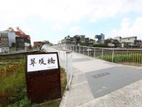 新勢公園內的翠堤橋橫跨老街溪<br/> 攝影：桃園市政府觀光旅遊局 提供