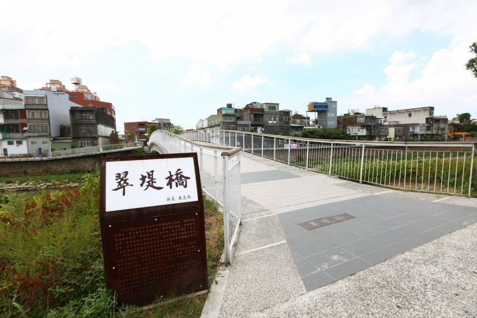 新勢公園內的翠堤橋橫跨老街溪 攝影：桃園市政府觀光旅遊局 提供