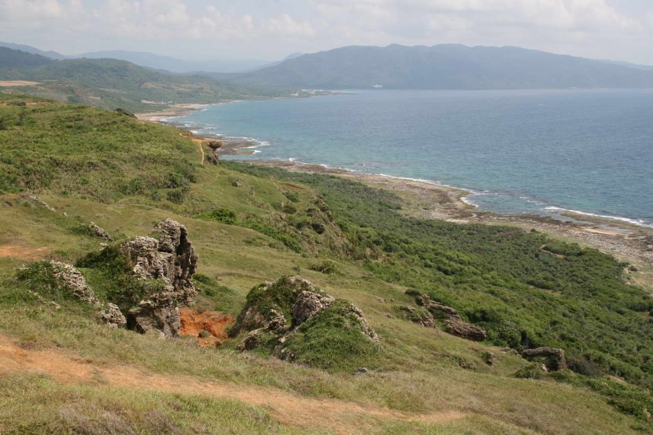 岩石與山坡草地 攝影：老山羊部落格