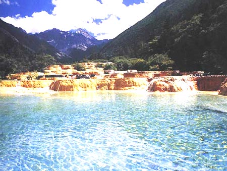 藍天白雲下的彩池 攝影：四川旅遊信息網