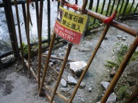 長春祠小心落石201607<br/> 攝影：旅遊王攝影組