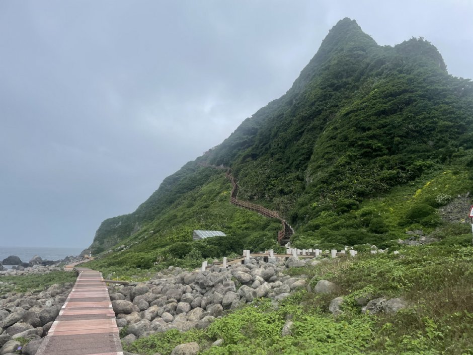 基隆嶼僅有二條步道，左側為環海步道、右側為登山步道 攝影：Eva隨手拍