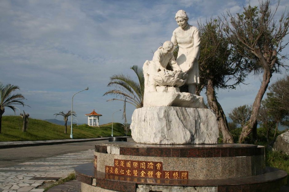 公園內石雕人像 攝影：老山羊部落格
