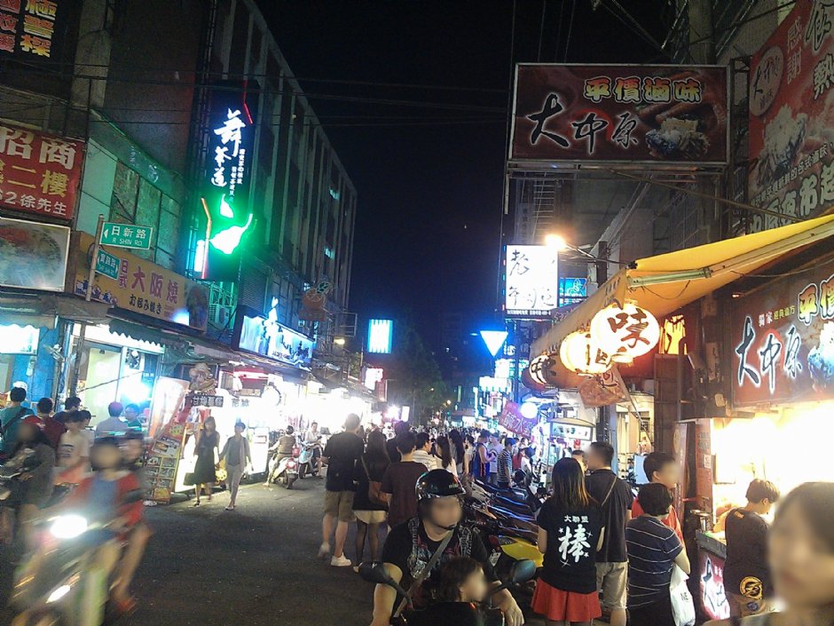 美食多元的中原夜市 攝影：Eva隨手拍