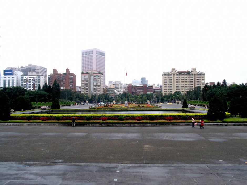 前面廣場花園 攝影：簡時強