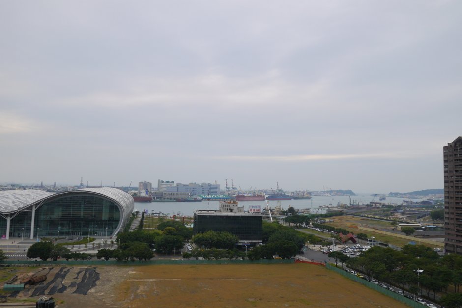 總館頂樓看高雄展覽館 攝影：旅遊王攝影組