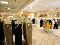 休閒服飾量販<br/> 攝影：老山羊部落格