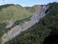 岩石與綠樹交錯的山坡<br/> 攝影：老山羊部落格