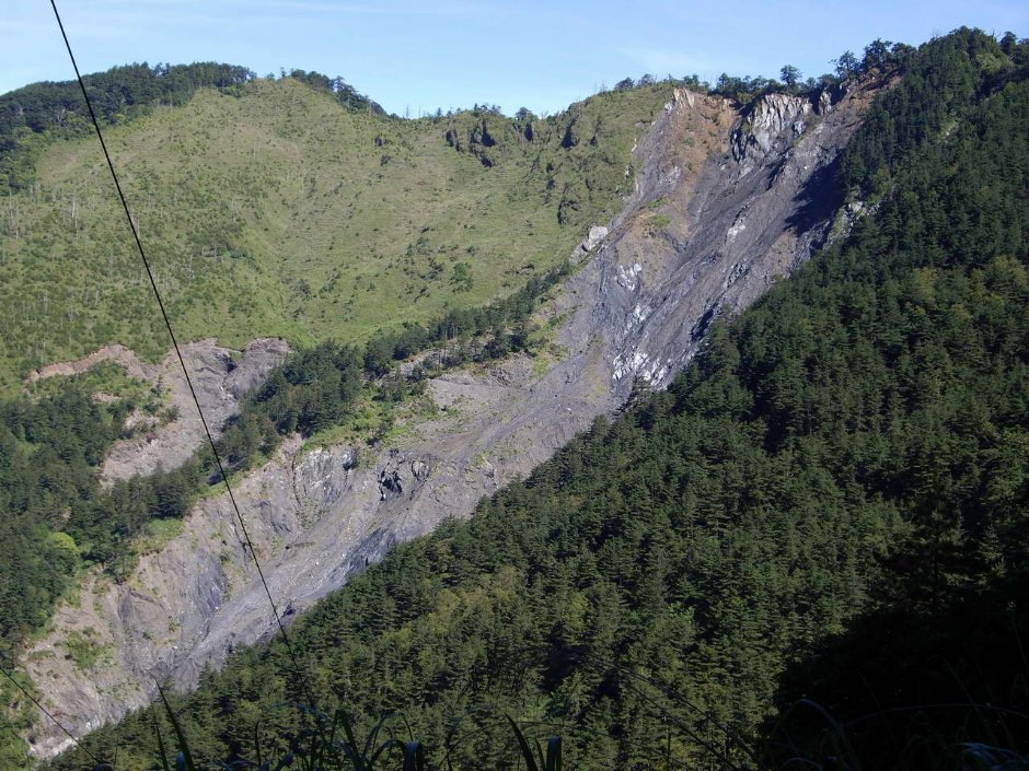 岩石與綠樹交錯的山坡 攝影：老山羊部落格