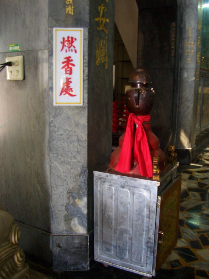 燃香處 攝影：鄭瑄頤