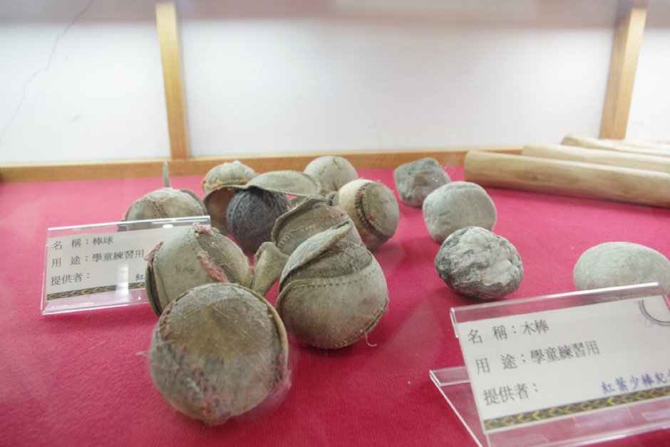 昔日球隊所使用之球具 攝影：Eva隨手拍