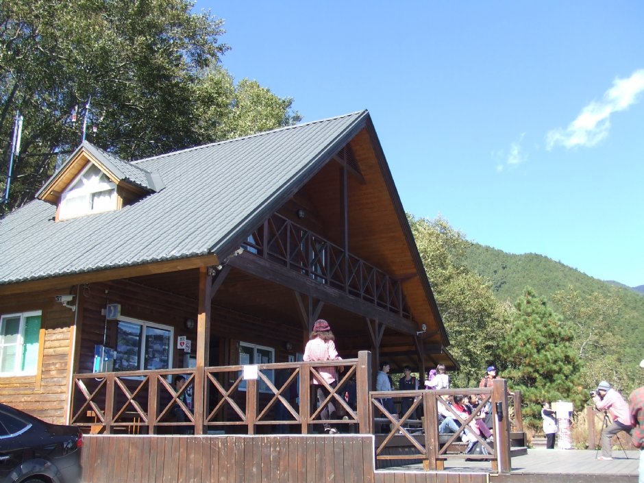 北谷園區雪山登山口服務站 攝影：Lu