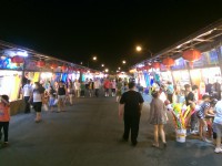 彩虹夜市人潮絡繹不絕<br/> 攝影：Eva隨手拍