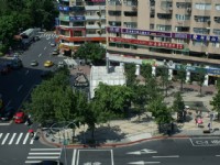 俯瞰東區街道及地下街入口<br/> 攝影：Eva隨手拍