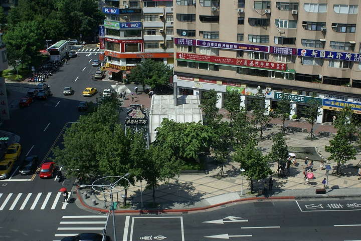 俯瞰東區街道及地下街入口 攝影：Eva隨手拍