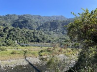 白鹿吊橋橫跨於大甲溪兩岸<br/> 攝影：Eva隨手拍