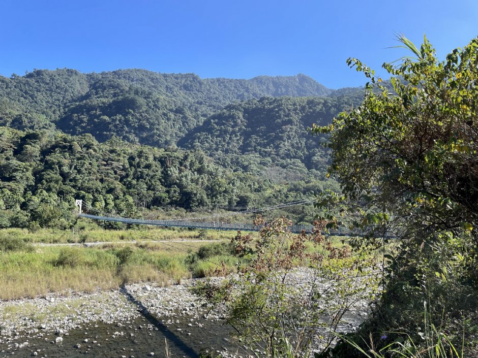 白鹿吊橋橫跨於大甲溪兩岸 攝影：Eva隨手拍