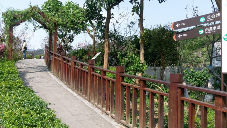 樂活公園旁內溝溪與休憩步道 攝影：Eva隨手拍