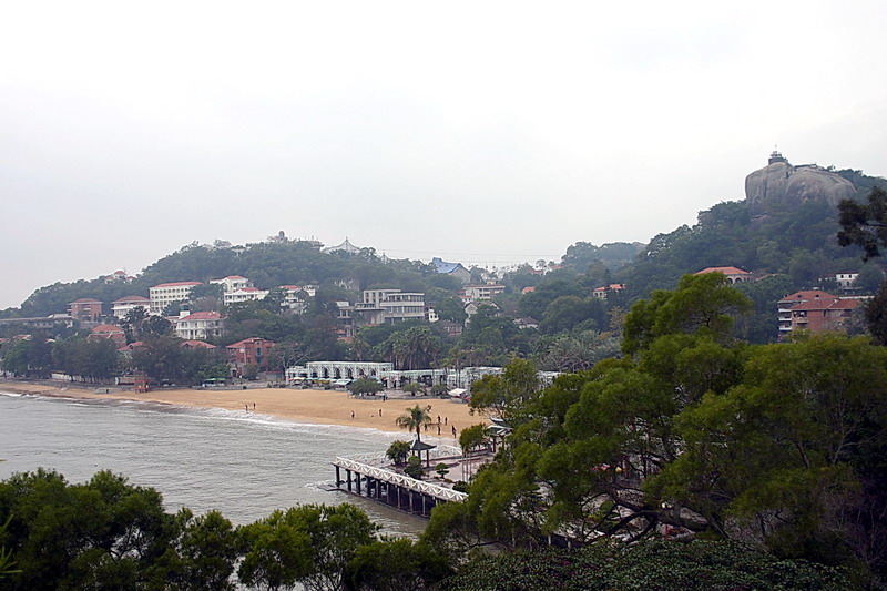鼓浪嶼的海濱、沙灘、綠樹 攝影：馮順