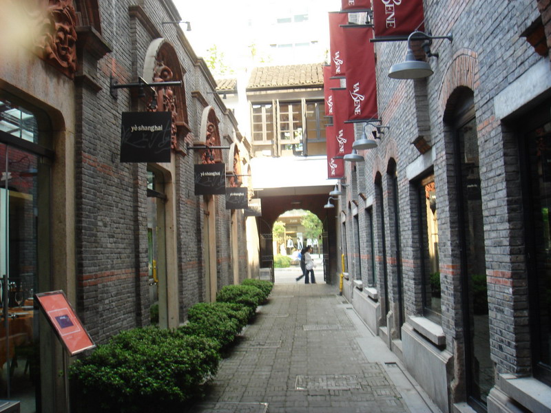 磚瓦牆與現代招牌 攝影：余燕鳳