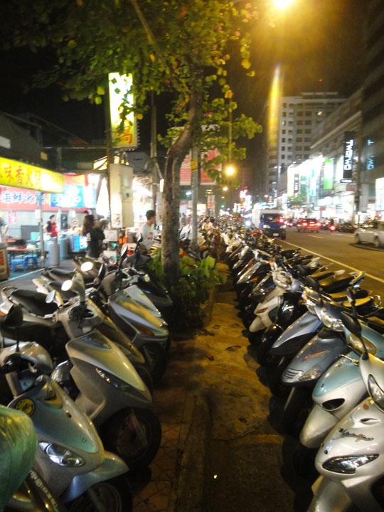 瑞豐夜市外圍道路排滿了機車 攝影：山景