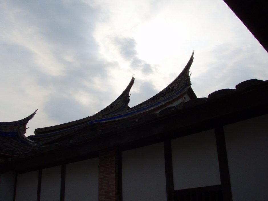 夕陽下的燕尾屋脊 攝影：鄭瑄頤