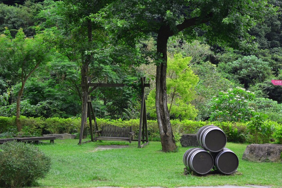 搖搖椅與木桶 攝影：藏酒酒莊 提供