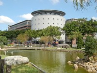 館前景觀湖<br/> 攝影：台塑企業文物館 提供