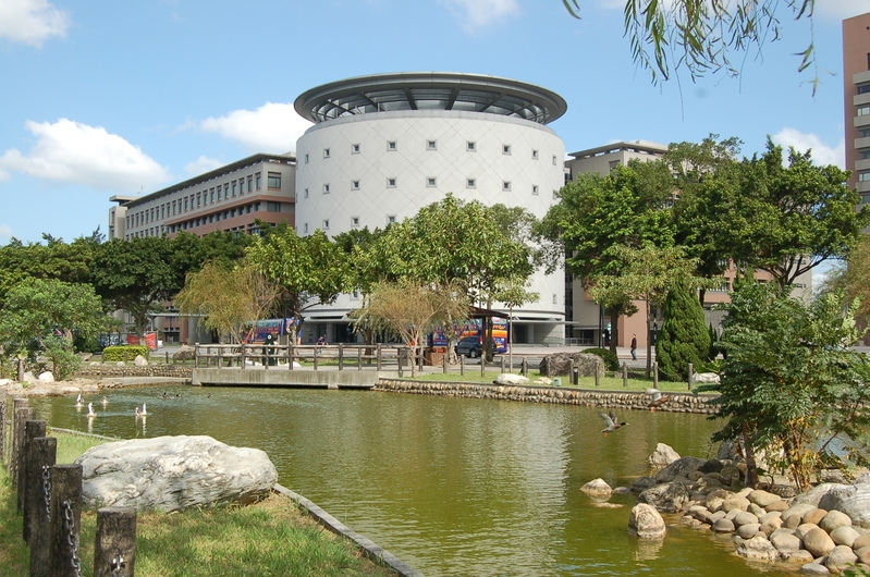 館前景觀湖 攝影：台塑企業文物館 提供