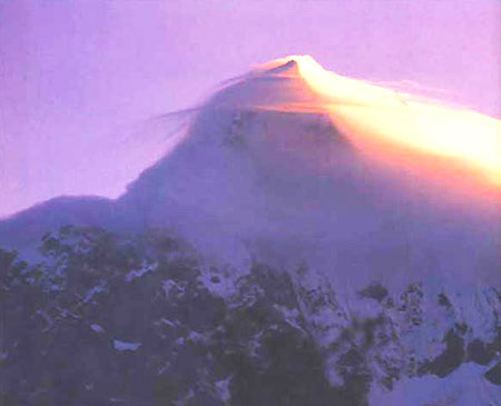 身披哈達的四姑娘山 攝影：四川旅遊信息網
