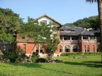 陽光普照的大庭院<br/> 攝影：陳美吟