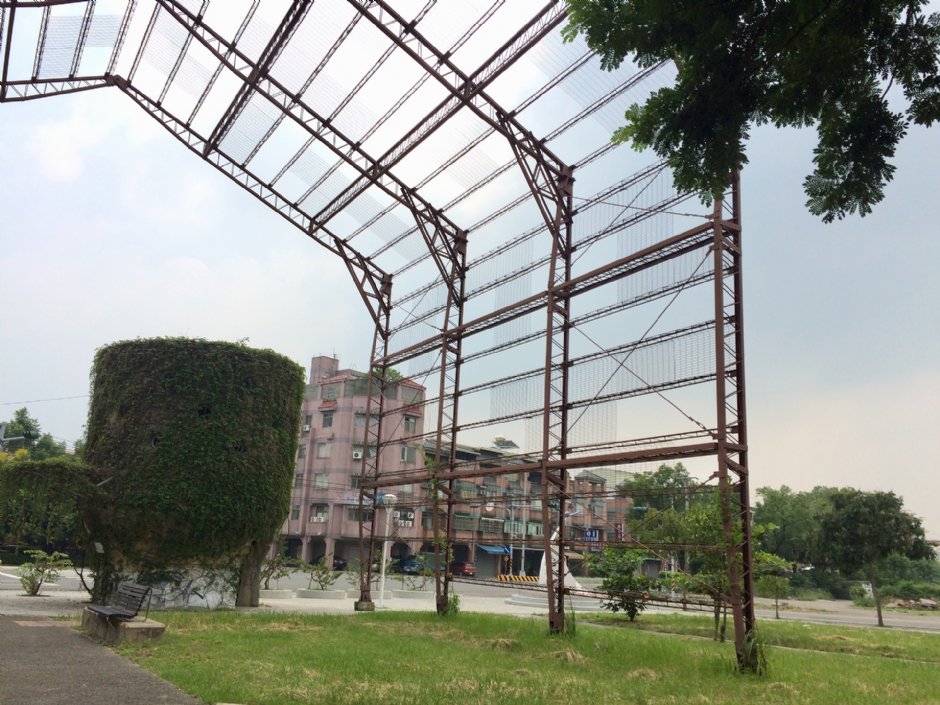 鐵棚下方已遍種紫藤花 攝影：Eva隨手拍