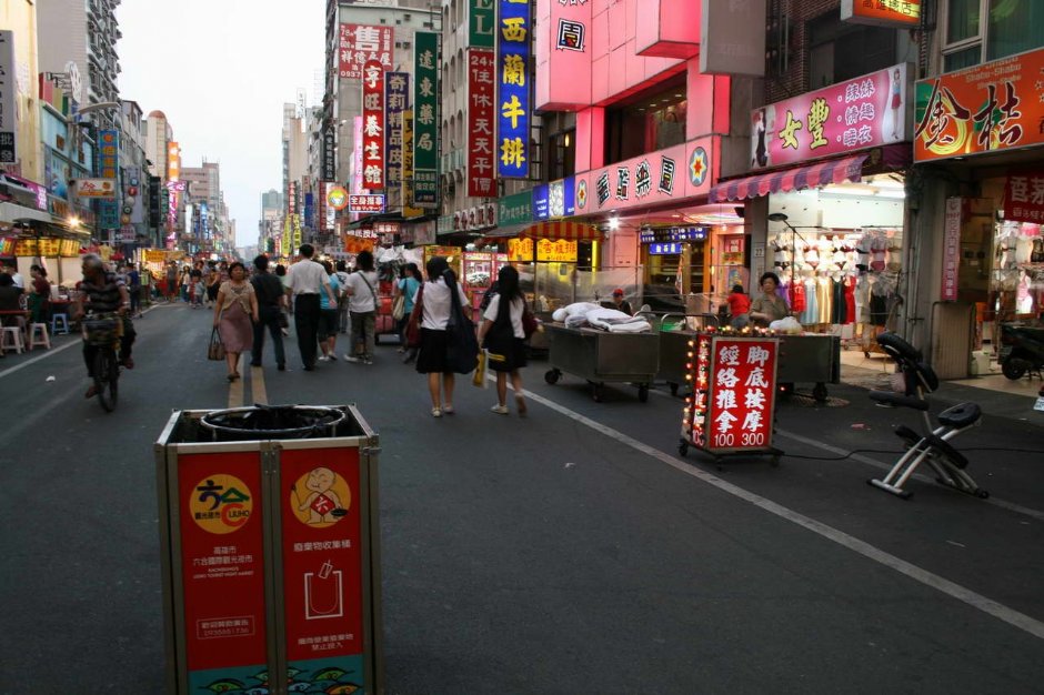 兩排的商家 攝影：老山羊部落格