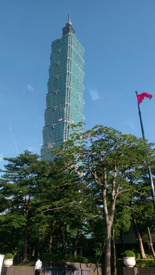 高聳的台北101建築 攝影：Eva隨手拍
