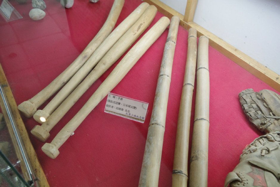 昔日球隊所使用之球具 攝影：Eva隨手拍