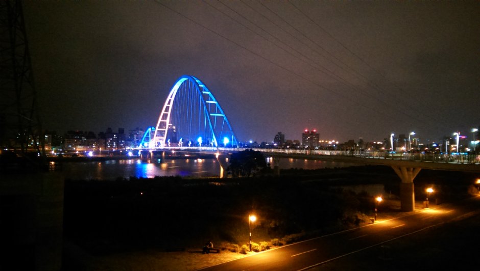 夜晚點燈之後的新月橋相當迷人 攝影：Eva隨手拍