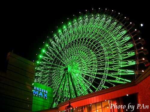 有摩天輪陪襯的夜景~ 攝影：eva隨手拍